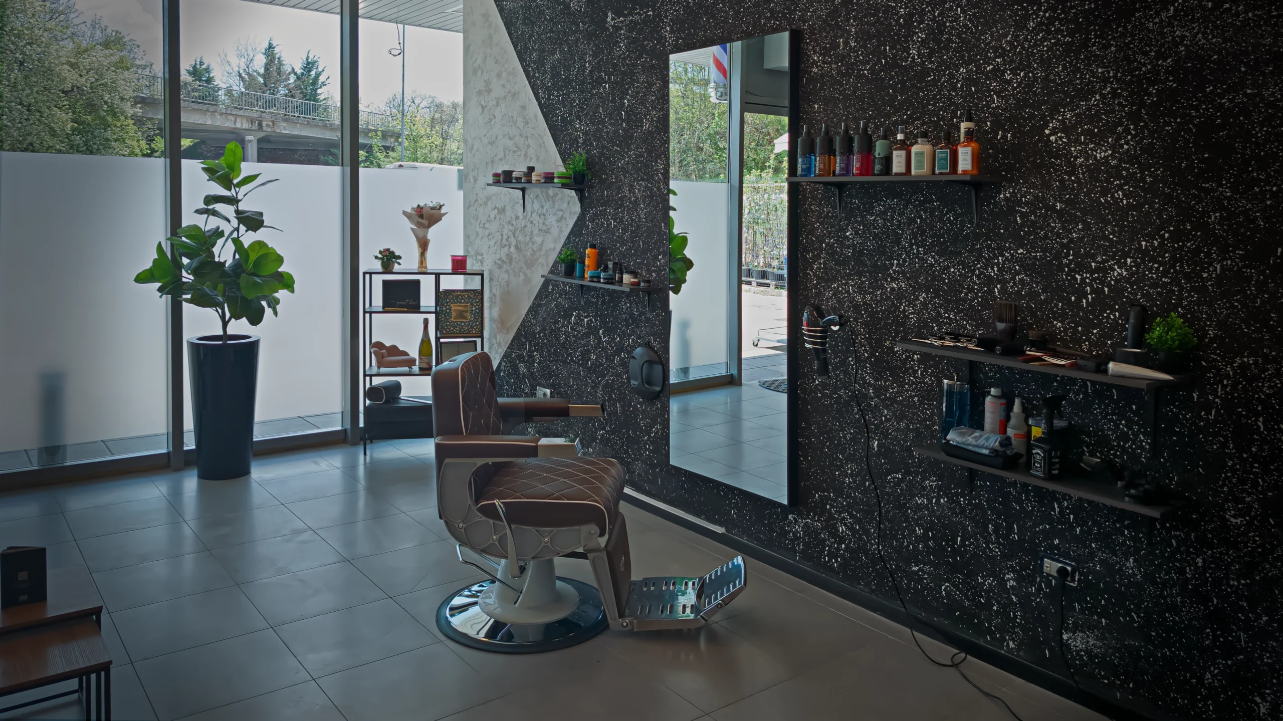 Barbershop Nuhi - Brivski salon Kozina - birvski stol s pogledom ven